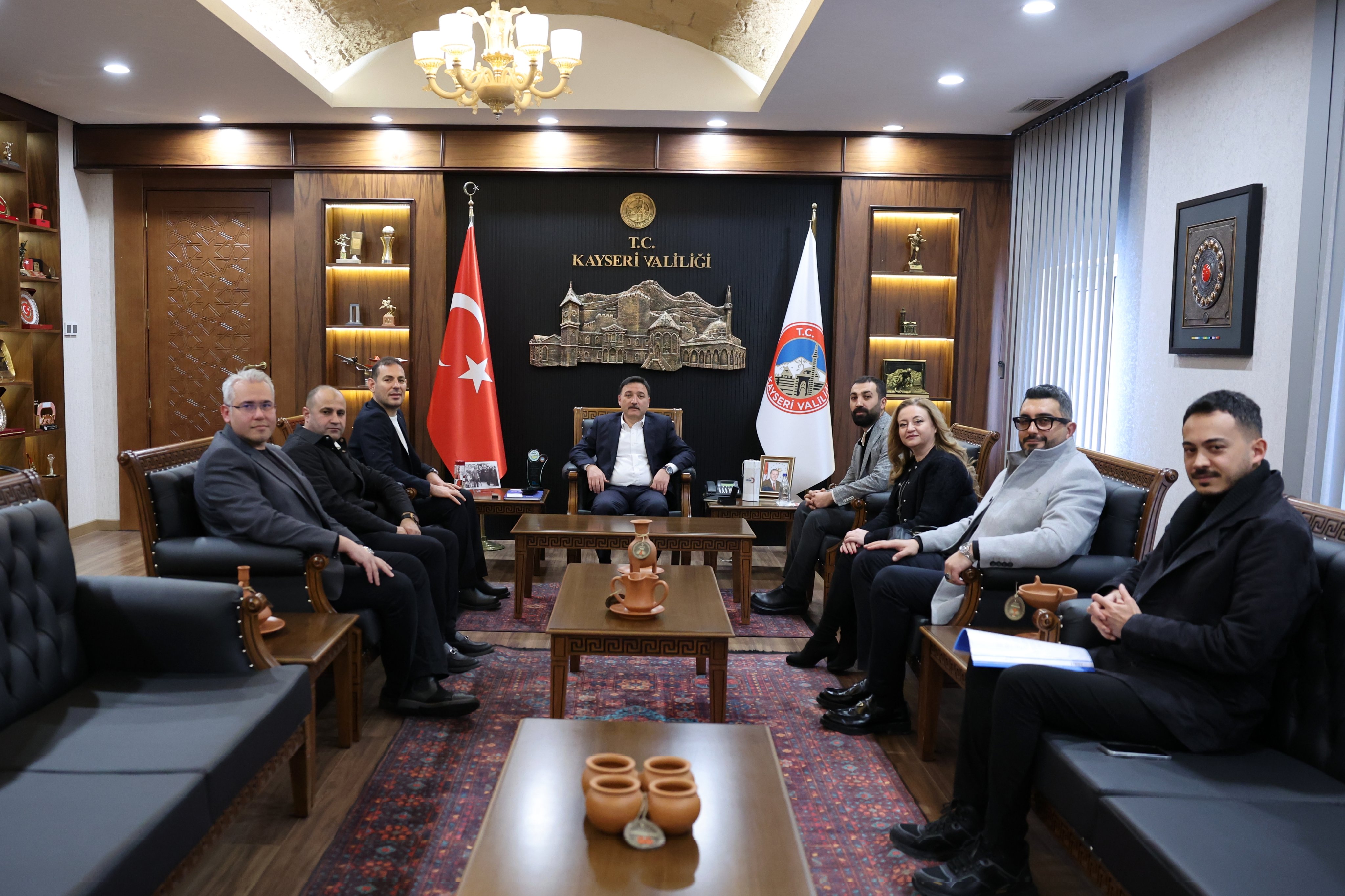 Kayseri Mobilya Sanayicileri Derneği (KAYMOS) Yönetim Kurulu Başkanımız Mehmet Yalçın ve Yönetim Kurulu Üyelerimiz, Kayseri Valisi Sayın Gökmen Çiçek’i makamında ziyaret etti.  
