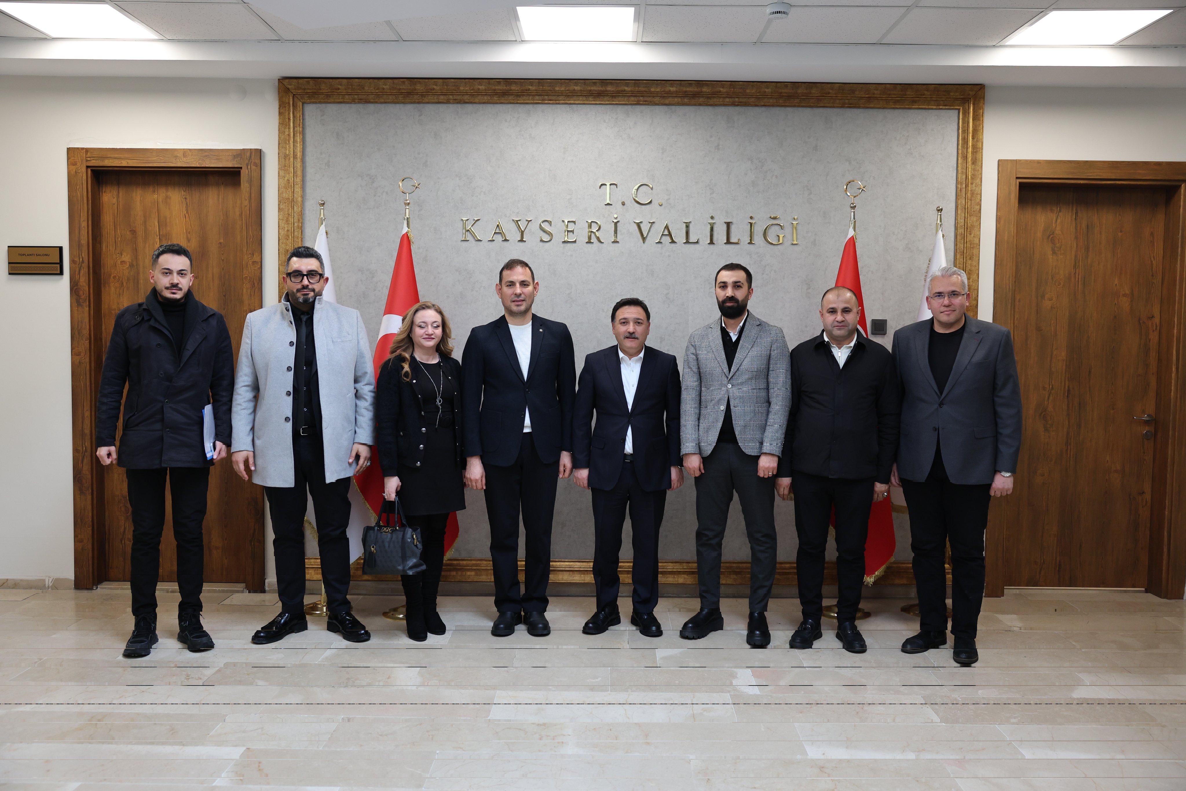 Kayseri Mobilya Sanayicileri Derneği (KAYMOS) Yönetim Kurulu Başkanımız Mehmet Yalçın ve Yönetim Kurulu Üyelerimiz, Kayseri Valisi Sayın Gökmen Çiçek’i makamında ziyaret etti.  